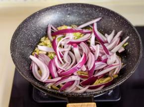 加洋葱丝翻炒片刻。