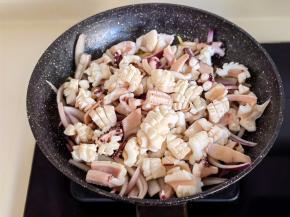 加入鱿鱼卷翻炒两分钟。