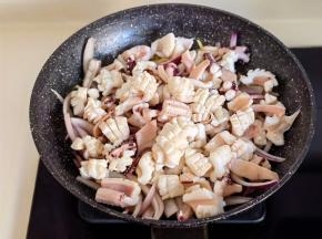 加入鱿鱼卷翻炒两分钟。