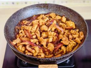 开大火将调味料翻炒均匀。