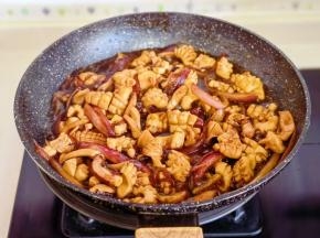 开大火将调味料翻炒均匀。