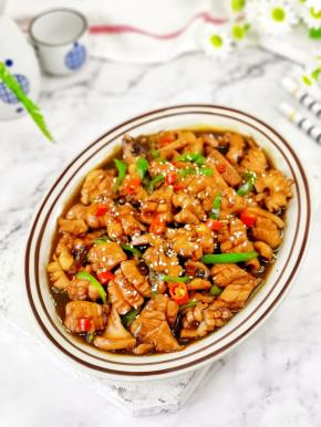 酱香浓郁的爆炒鱿鱼卷就可以开吃了！