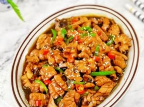 酱香浓郁的爆炒鱿鱼卷就可以开吃了！