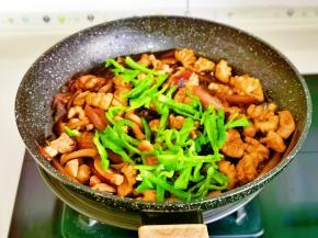 最后加入青椒丝煸炒一分钟即可！