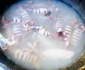 锅中烧开水放入料酒、盐倒入小鱿鱼焯水断生时间不宜过长