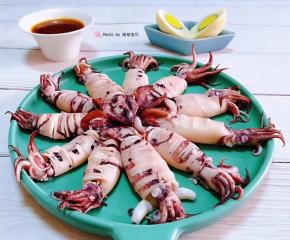 蒜去皮捣成泥放入一品鲜酱油、醋调成蘸汁