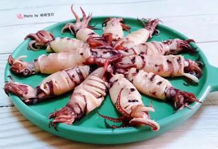 鲜美可口的小鱿鱼摆入盘中