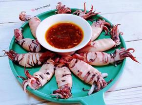 白灼原味的小鱿鱼蘸着蒜蓉料汁一起吃就是完美的搭配