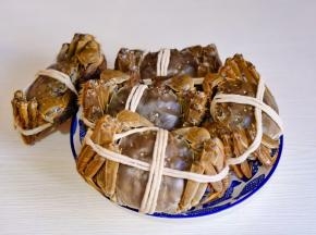 大闸蟹清洗干净，大闸蟹一定要选活的。