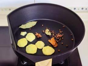 姜，八角，桂皮，香叶花椒倒入锅中，炒出香味。（不要放油）