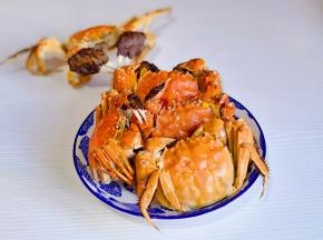 取出蒸熟的蟹晾凉。