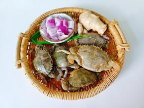 挑选新鲜的石蟹，洋葱切丁。