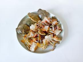 石蟹处理干净，对半切开。