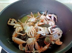 锅里放油，下石蟹煎定型。