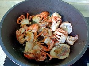 煎至里面微黄盛盘备用。