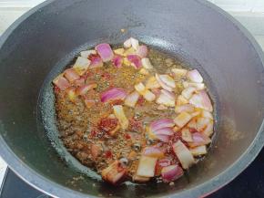 锅里放油，下辣椒酱，蒜，生姜炒香，下洋葱丁。