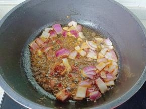 锅里放油，下辣椒酱，蒜，生姜炒香，下洋葱丁。