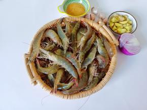 准备新鲜的大虾。