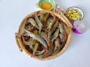 准备新鲜的大虾。