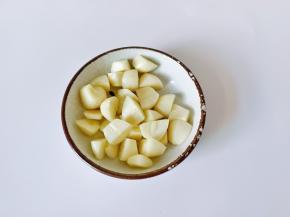 蒜去皮对半切开