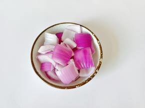 半个洋葱切成块状。