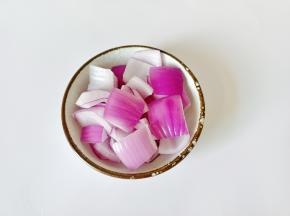 半个洋葱切成块状。