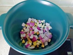 锅里放上生姜蒜洋葱。