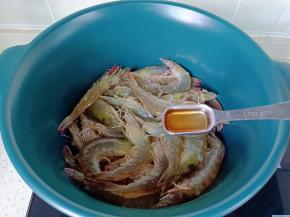 放上对虾，加上料酒