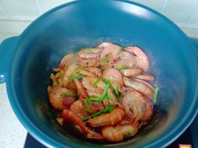 出锅撒葱段即可。