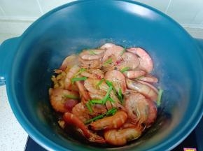 出锅撒葱段即可。