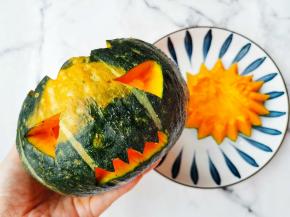 洋葱青椒胡萝卜切丁。南瓜刻出头部眼睛鼻子嘴巴，