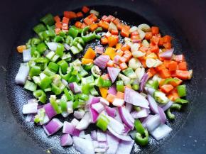 加入洋葱青椒炒匀。
