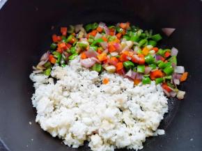 倒入米饭小火炒匀，