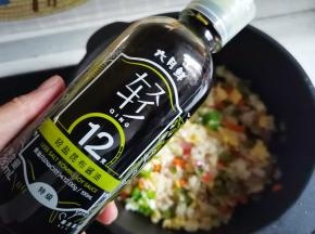 加入鸡蛋，加一勺生抽，一勺盐，
