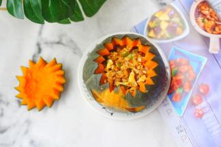 放入提前蒸好的南瓜盅里。