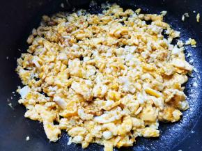 鸡蛋煎熟铲碎。