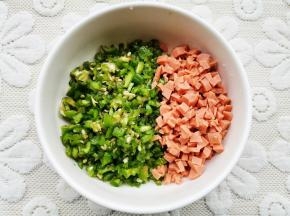 青椒和火腿切丁，