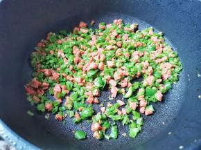 青椒、火腿丁放入锅中炒至断生盛出，