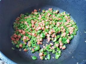 青椒、火腿丁放入锅中炒至断生盛出，