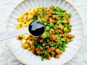 一勺蚝油，一勺盐拌匀。