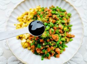 一勺蚝油，一勺盐拌匀。