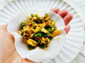饺子皮擀大，放入备好的馅料，包好收口。