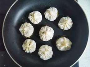 放入锅中，加适量油烧热，