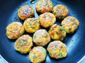 小火煎至两面金黄就OK啦~