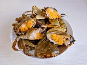 大闸蟹清洗干净后从中间切开。