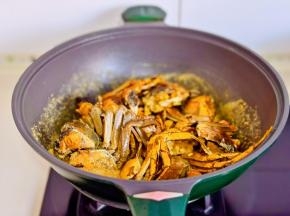 加入煸炒过的大闸蟹翻炒均匀。