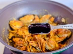 加入蚝油，小火翻炒2分钟。