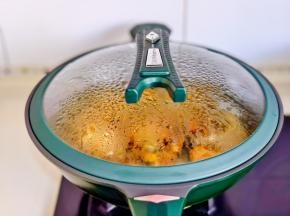 盖上盖子烧开后转中小火15分钟。