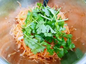 加入香菜段拌匀即可