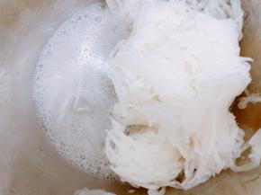 等萝卜丝出水后，挤干水分